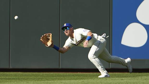 Seattle Mariners OF Jake Bauers makes diving catch